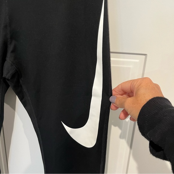 Nike Dri-Fit Swoosh cropped Leggings Sz Lg - Picture 5 of 8